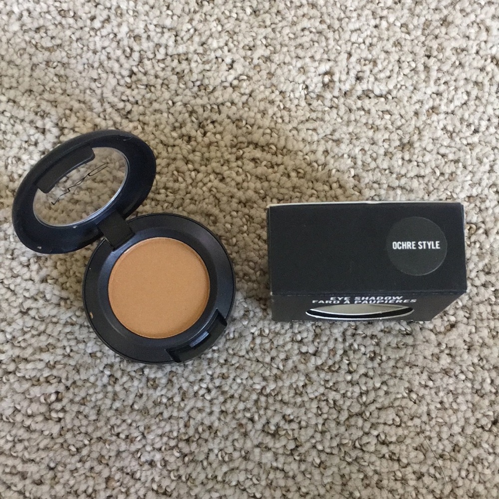 MAC ochre style eyeshadow.